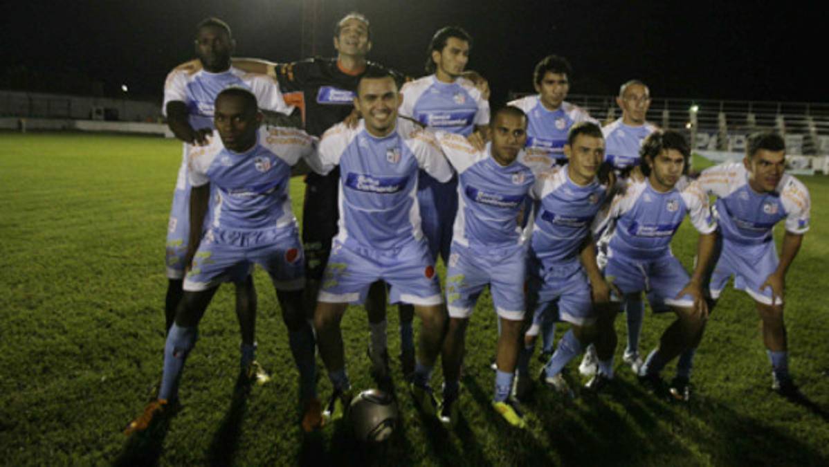 Insólito: Choloma y Savio se presentaron, pero no jugaron