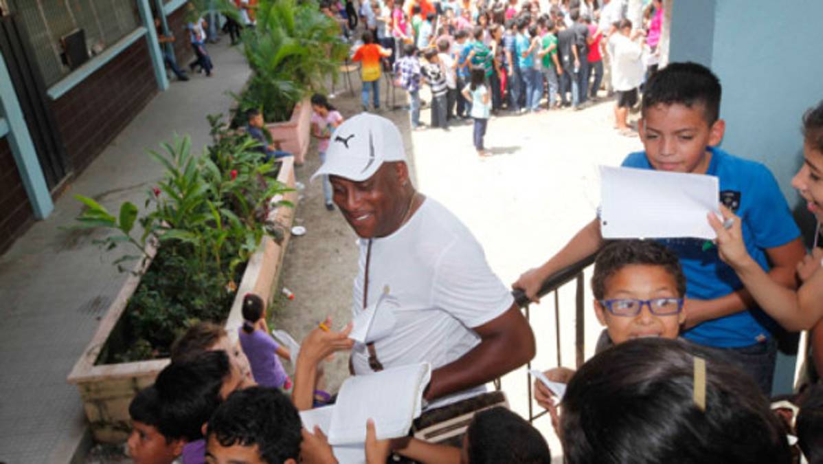 Real España llevó alegría a la escuela Soledad Fernández