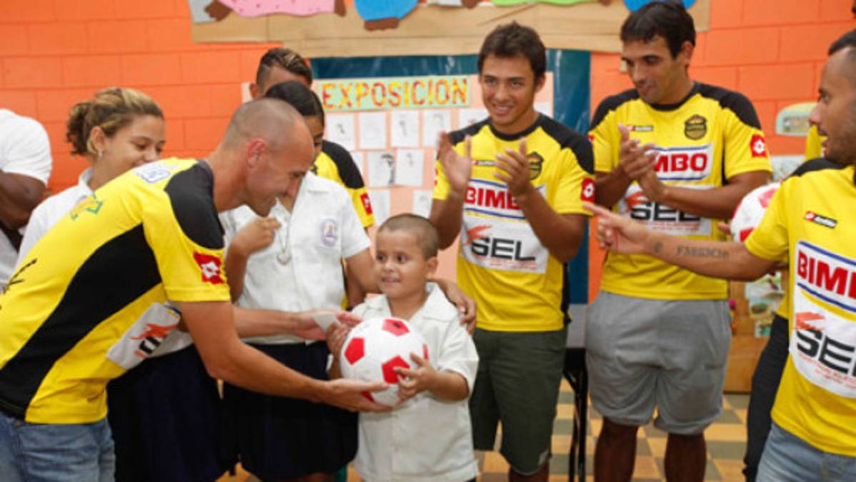 Real España llevó alegría a la escuela Soledad Fernández
