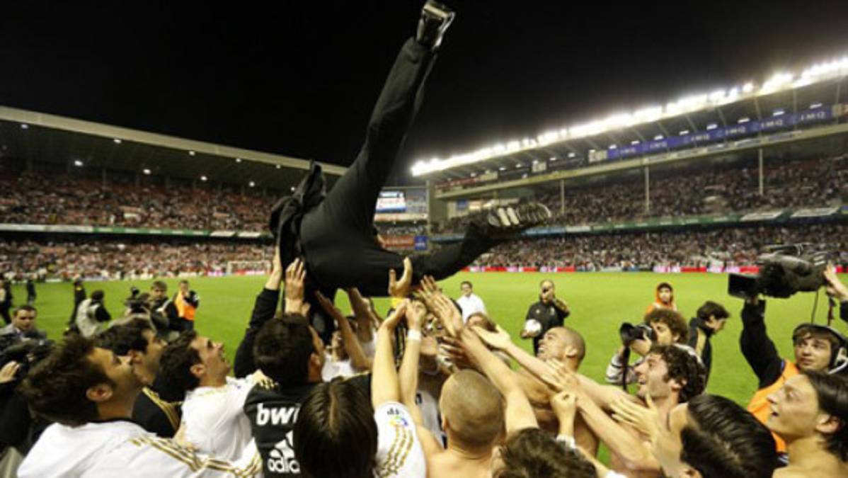 Casi dejan caer a Mourinho en la celebración