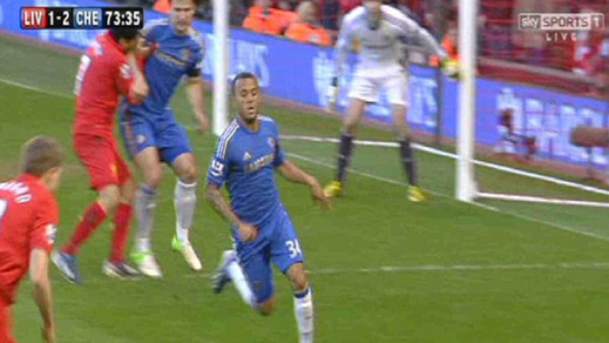 VIDEO: El uruguayo Luis Suárez muerde a Ivanovic