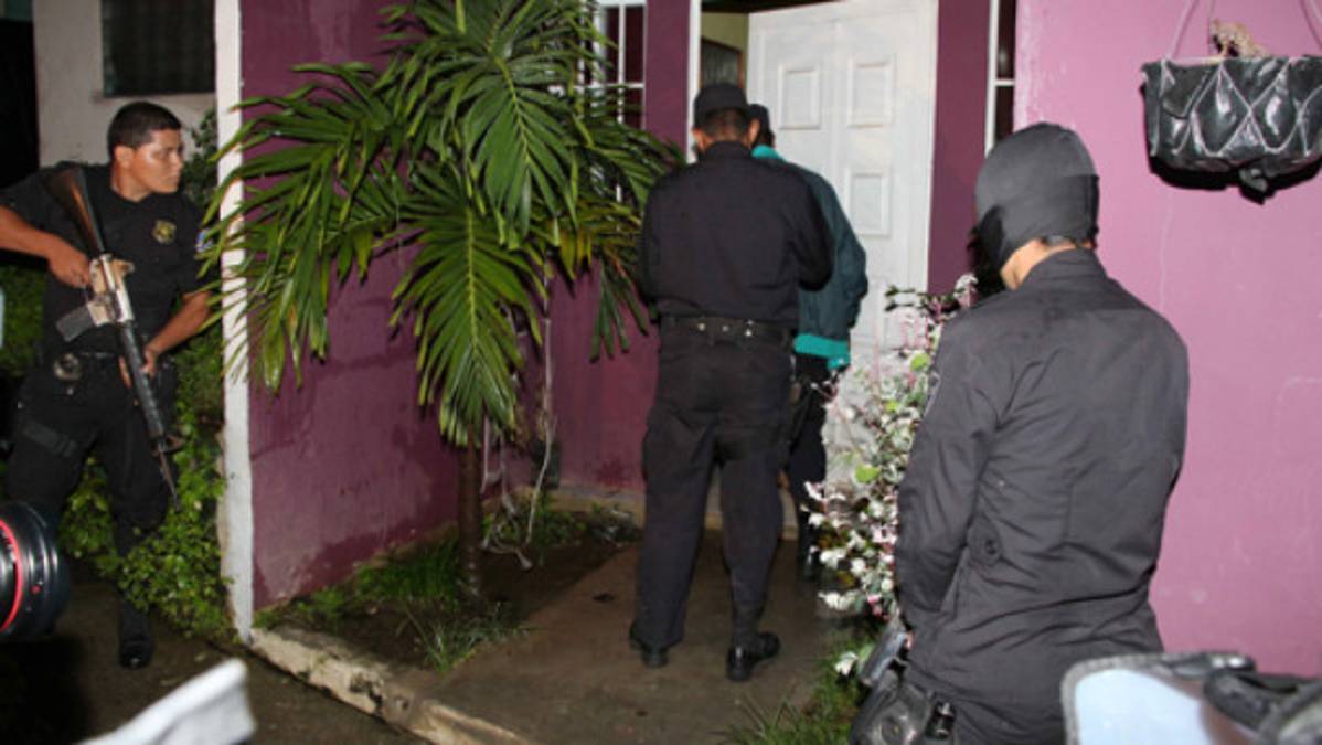 Allanan casas de futbolistas salvadoreños