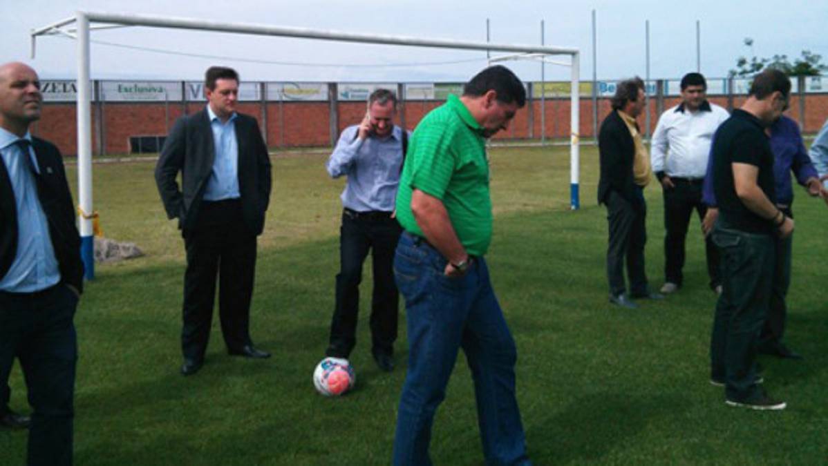 Luis Suárez visita sedes en Porto Alegre