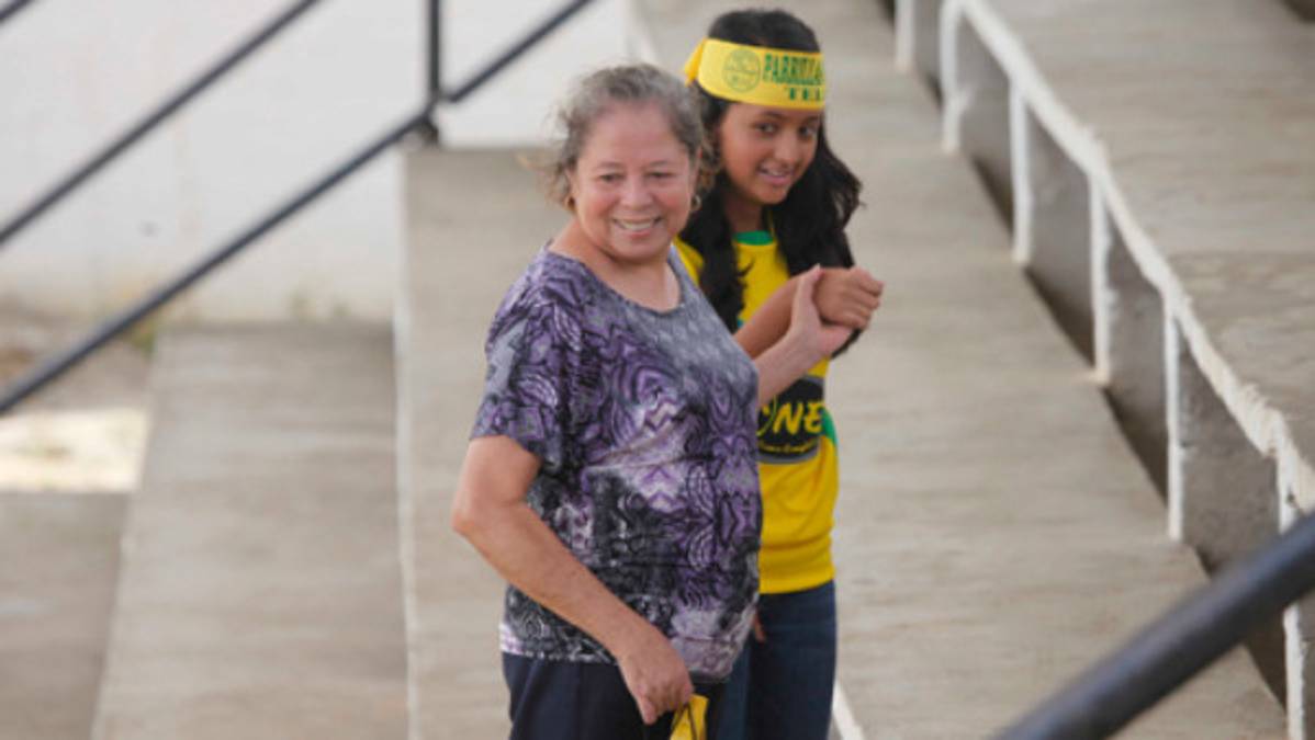 Doña Ofelia, aficionada de Olimpia pero hoy va con el Parrillas One