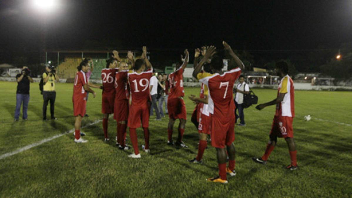 Insólito: Choloma y Savio se presentaron, pero no jugaron