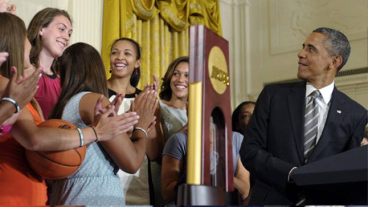 Jugadoras de baloncesto le ponen cuernos a Barack Obama