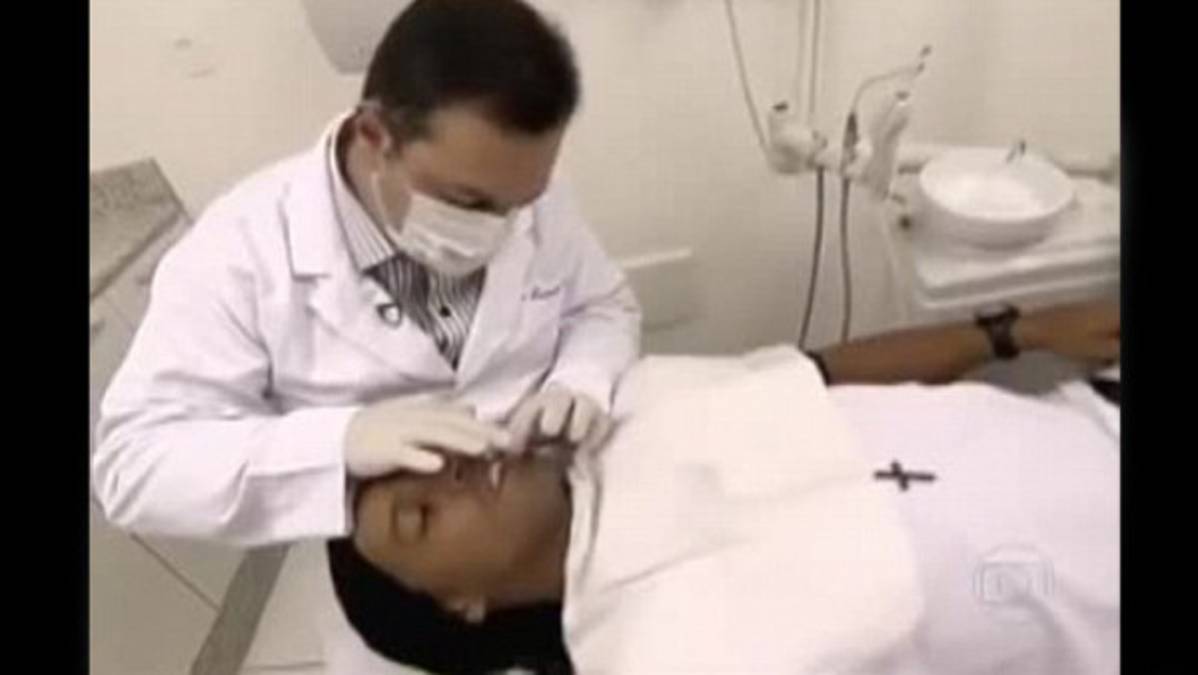 VIDEO: Ronaldinho estrena sonrisa de Hollywood