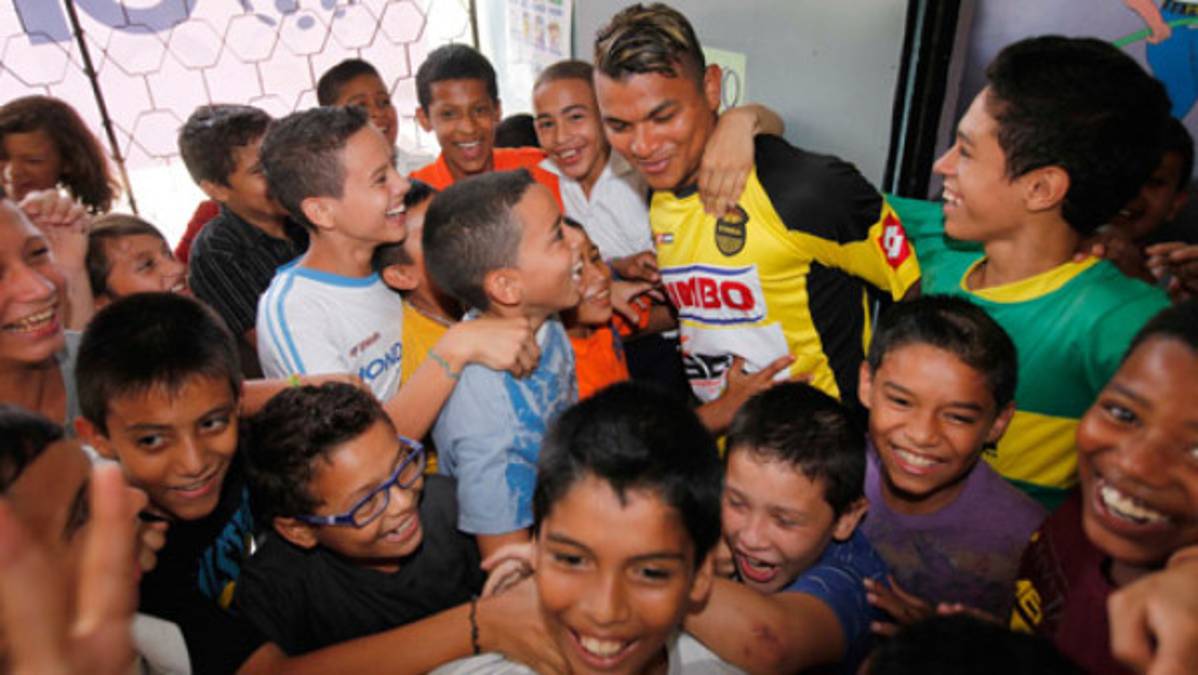 Real España llevó alegría a la escuela Soledad Fernández