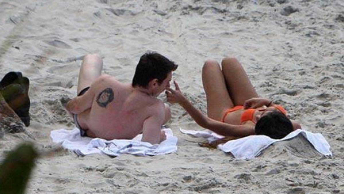 Messi se tatúa las manos y el nombre de su hijo Thiago