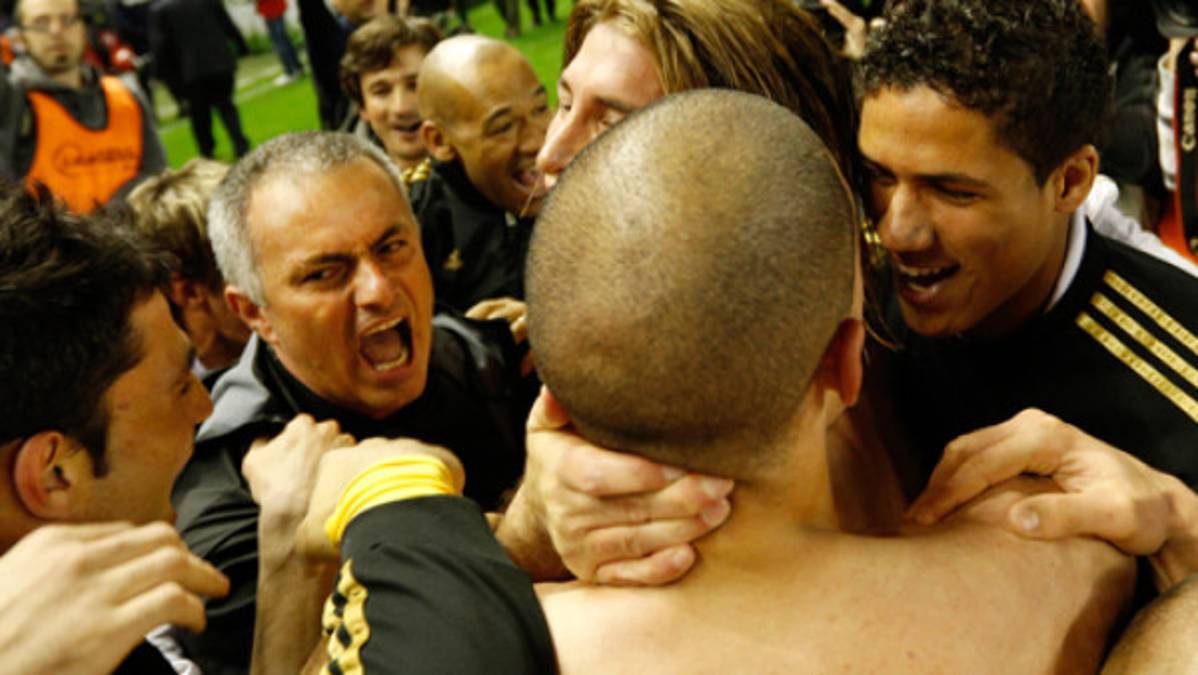 Casi dejan caer a Mourinho en la celebración