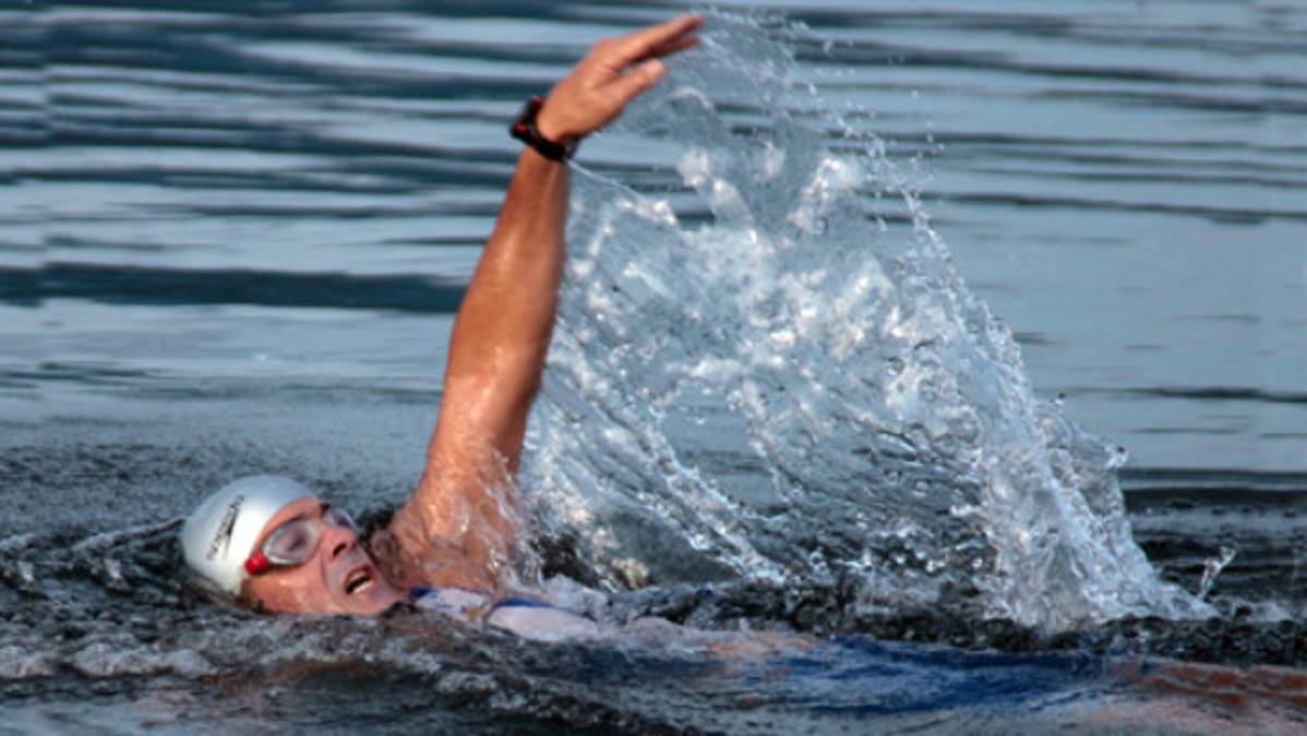 Andrés Egas cumple su reto y cruza nadando el Lago de Yojoa