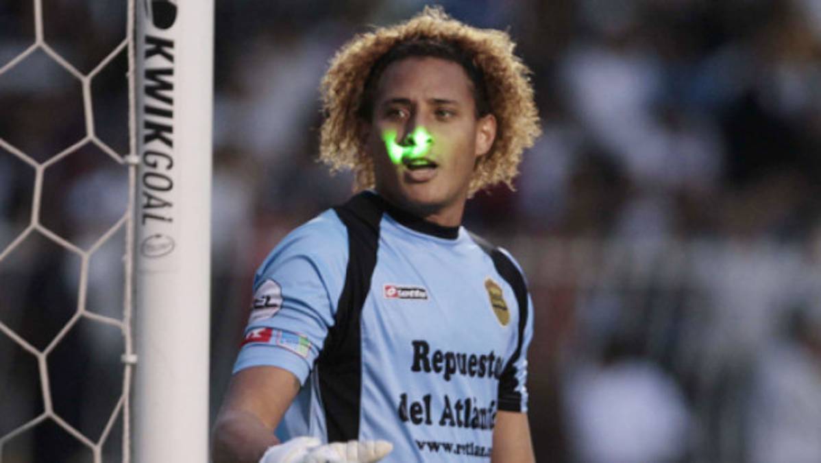 Apuntan con láser el rostro de Kevin Hernández