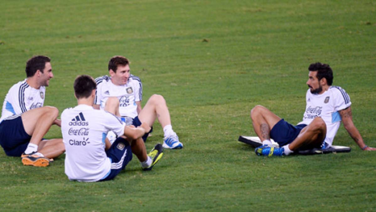 Messi llega a Italia para jugar amistoso en homenaje al Papa