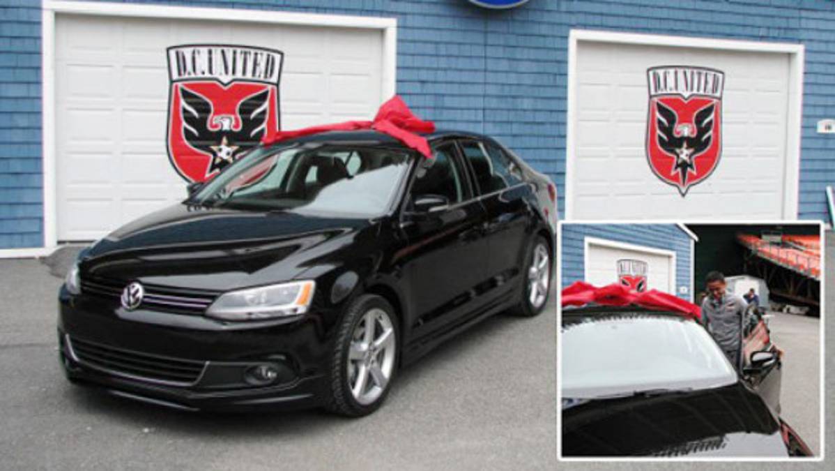 Andy Najar recibe un carro en su cumpleaños