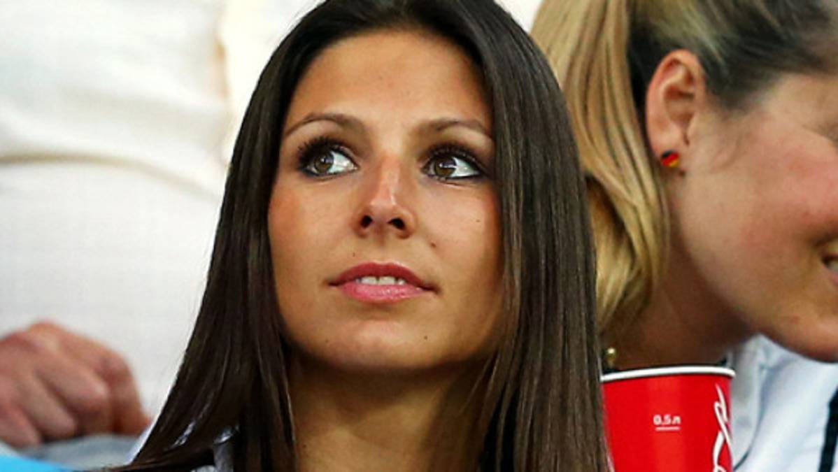 Las novias y esposas de los alemanes que engalanan la Euro