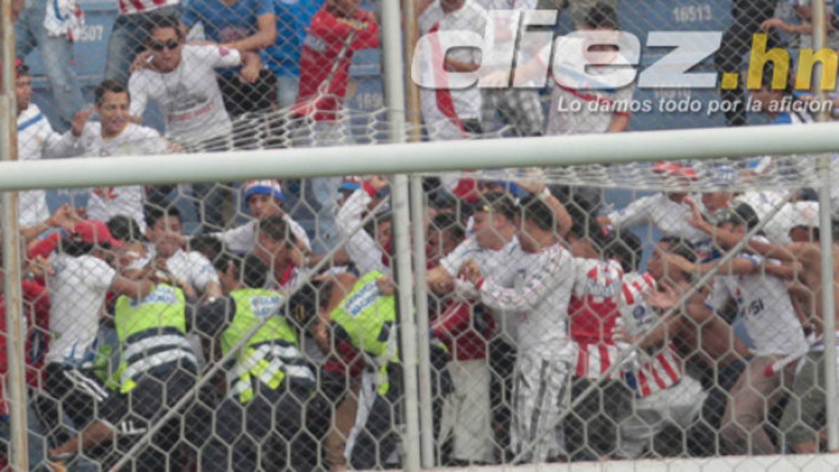 Aficionados del Olimpia agreden a policías