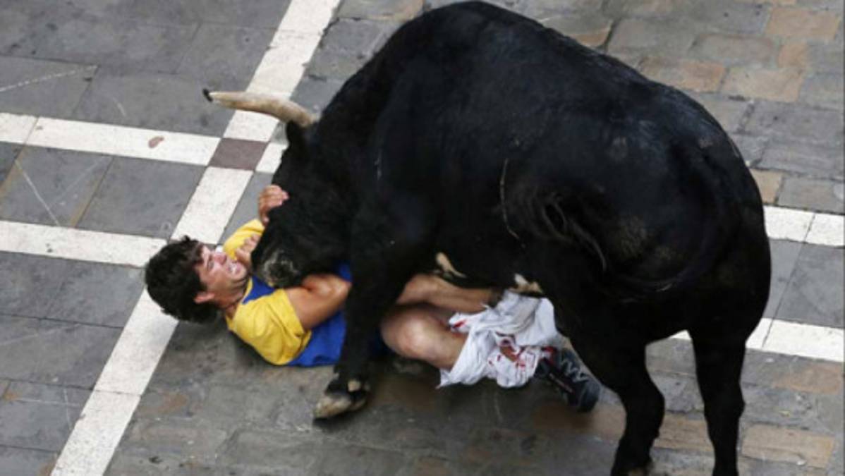 VIDEO: Impresionante cornada de toro en encierro de San Fermín