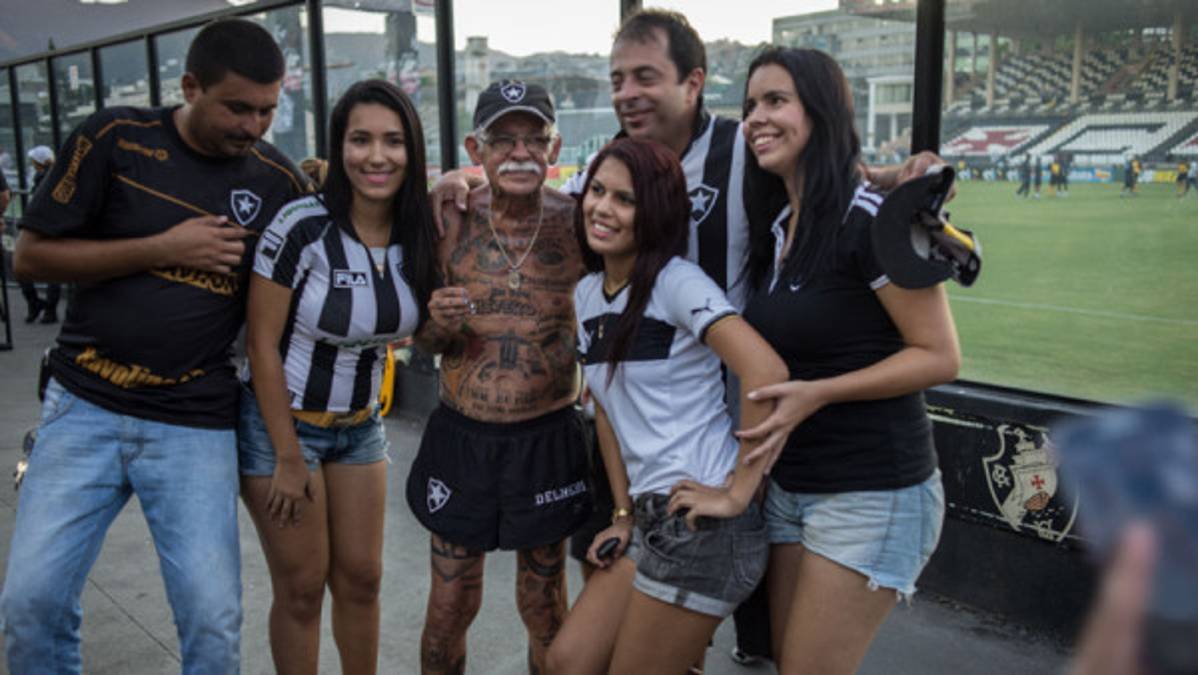 Brasileño loco por el fútbol lleva la camiseta del Botafogo a flor de piel
