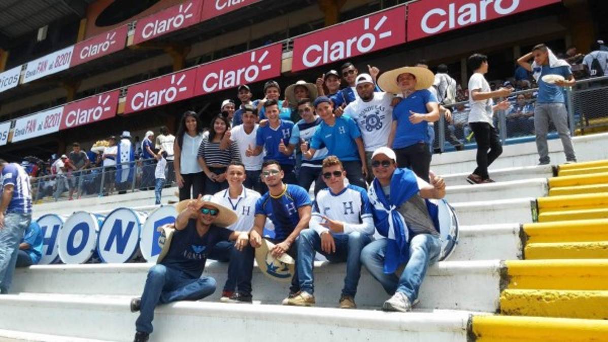 Los hondureños se las ingenian para evitar el fuerte calor en el estadio Olímpico