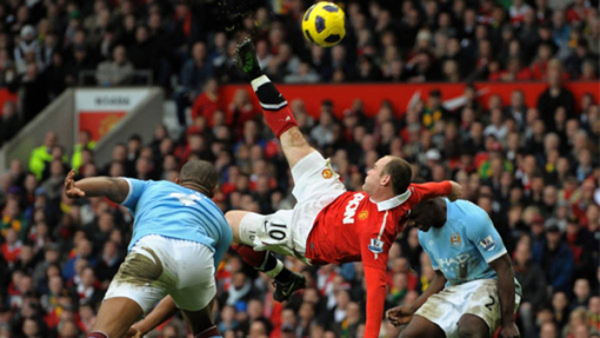 Rooney le anota el gol del año al Manchester City