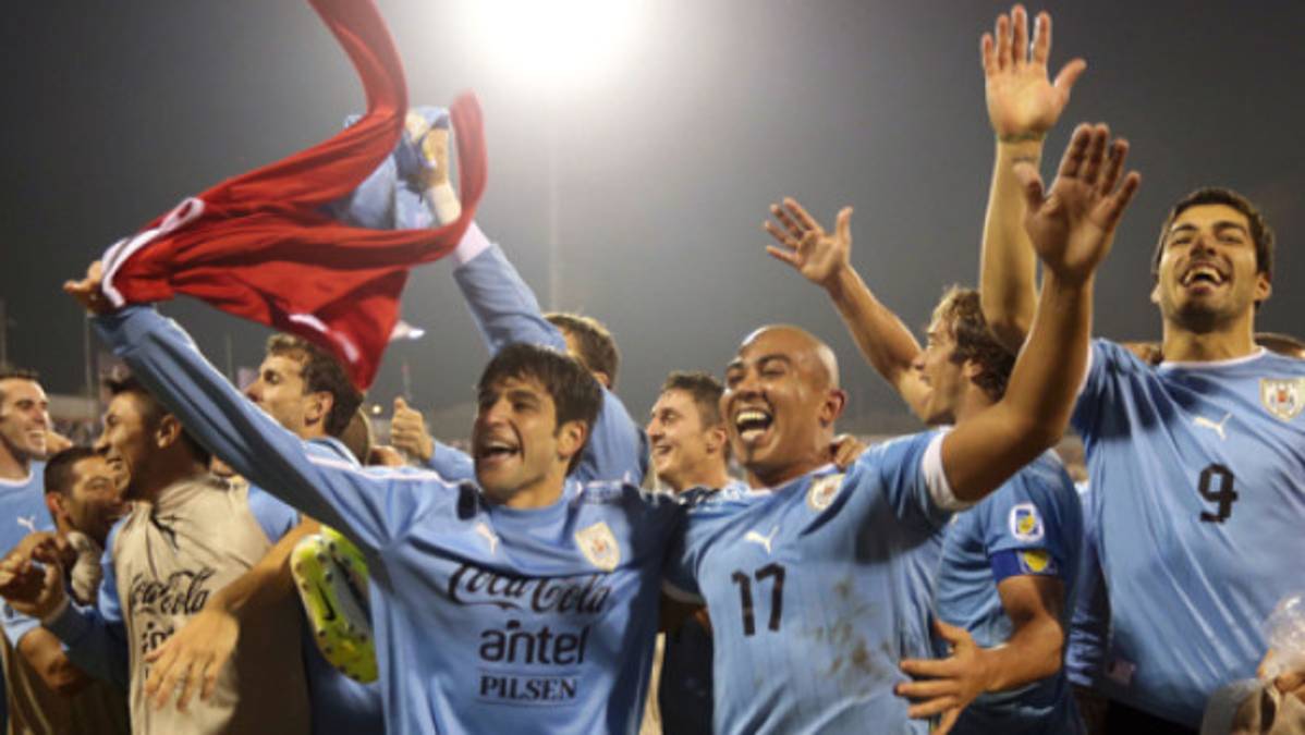 Uruguay golea a Jordania y acaricia el Mundial de Brasil