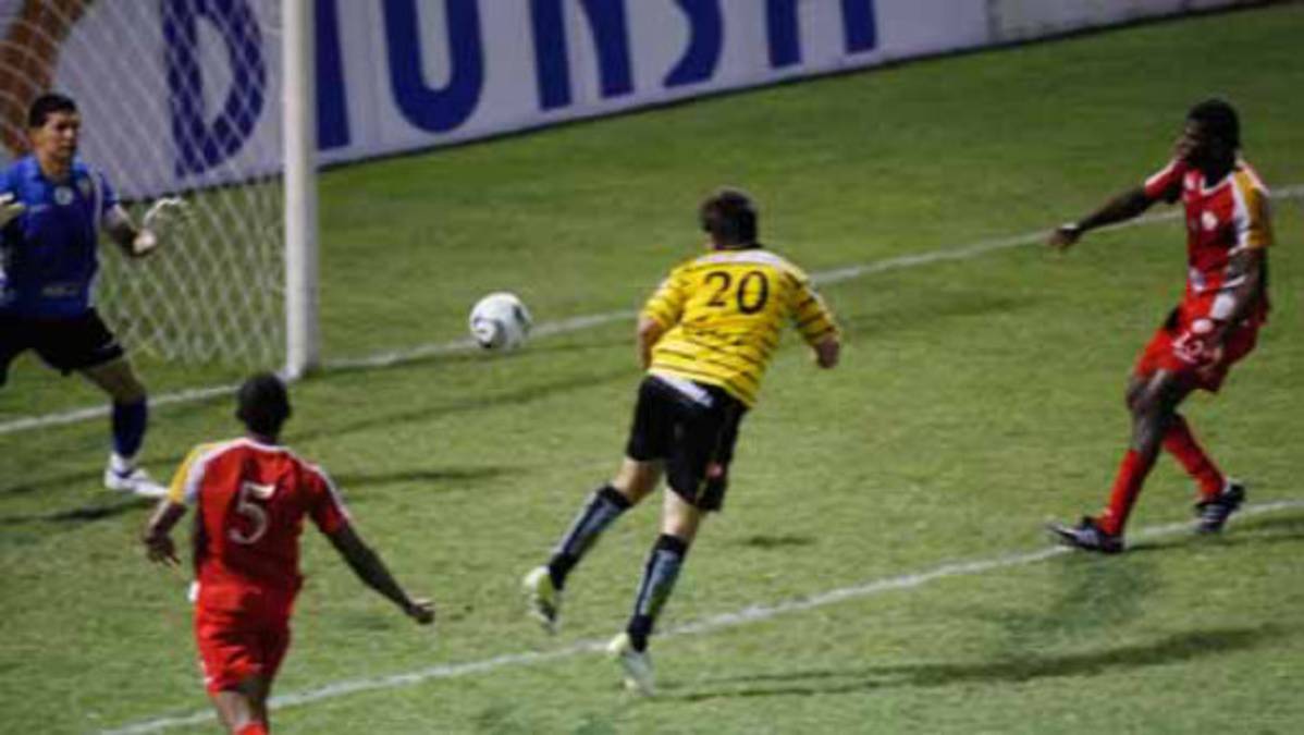 Jonathan Hansen tritura al Choloma