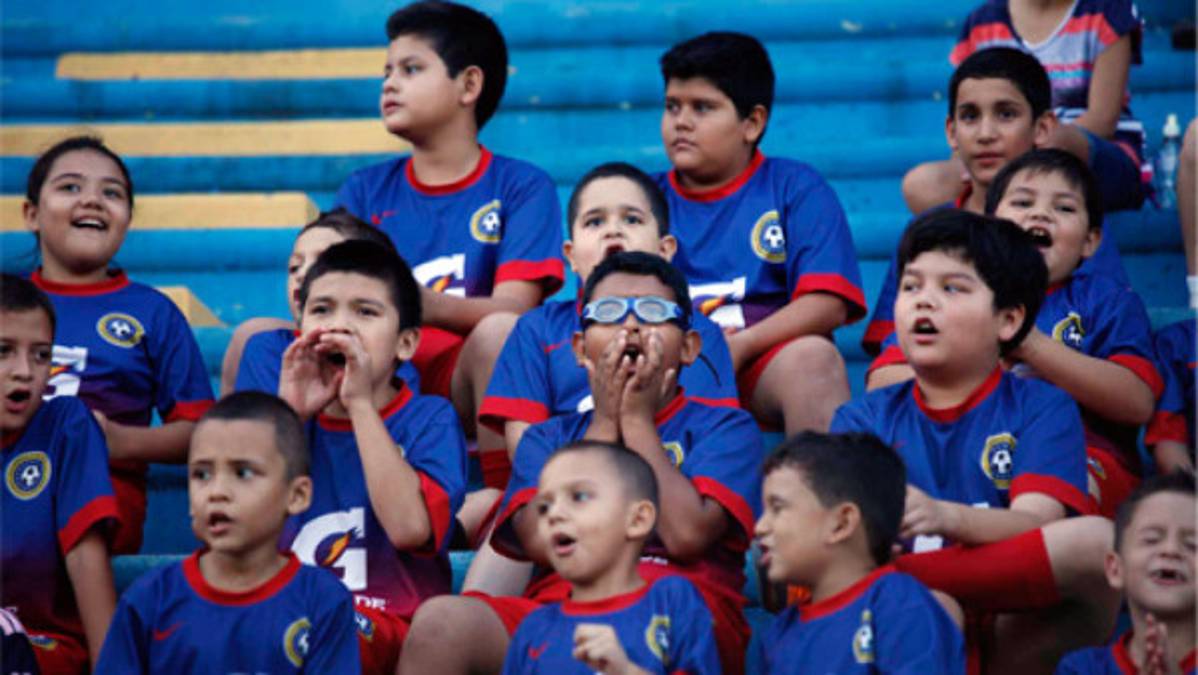 Niños motivan con cánticos a la Selección