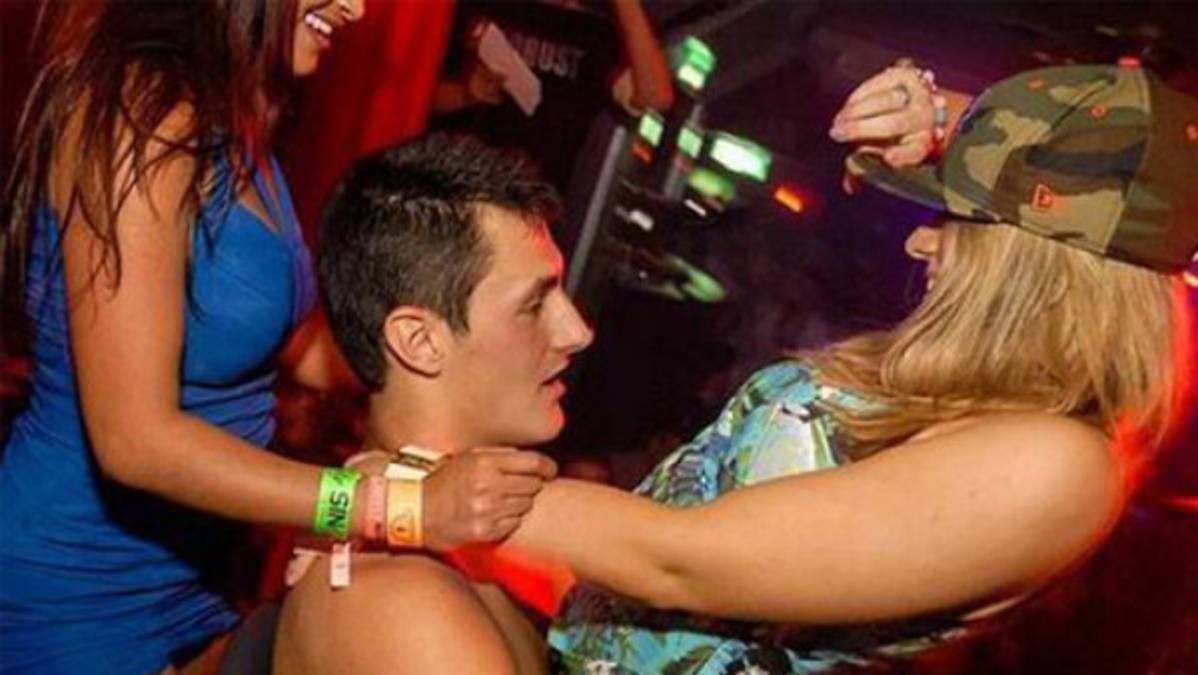 El tenista Tomic celebró sus 21 años en fiesta con excesos y mujeres