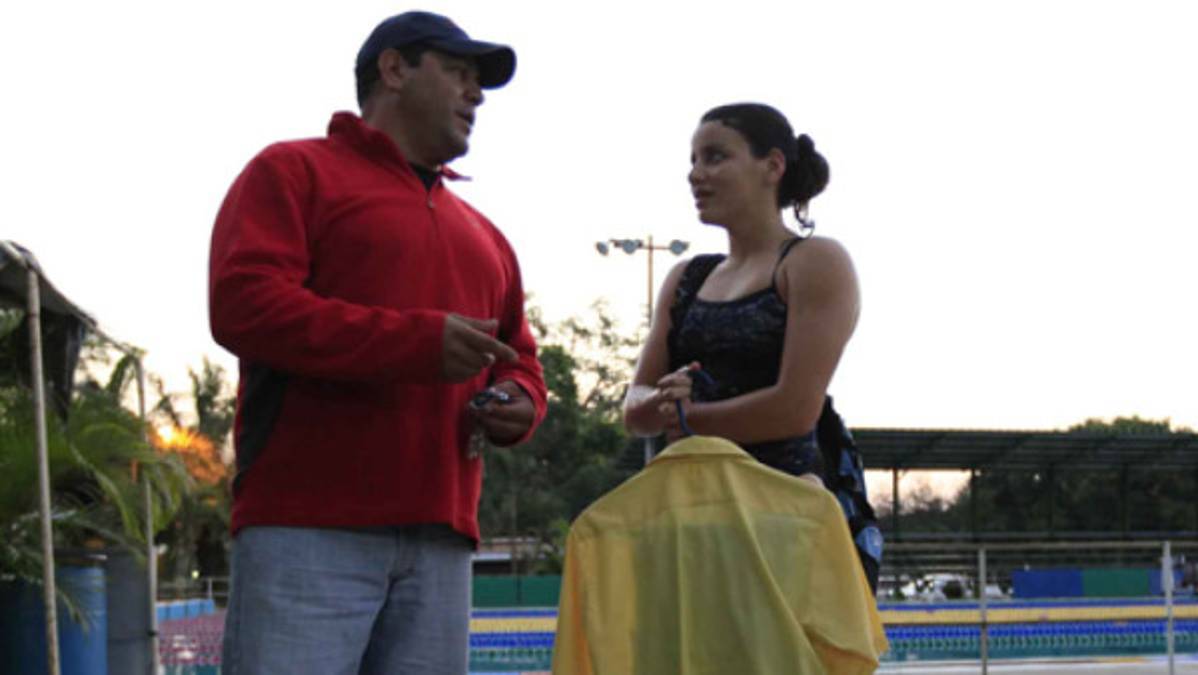 Angie Galdámez: Un ejemplo de superación en la natación