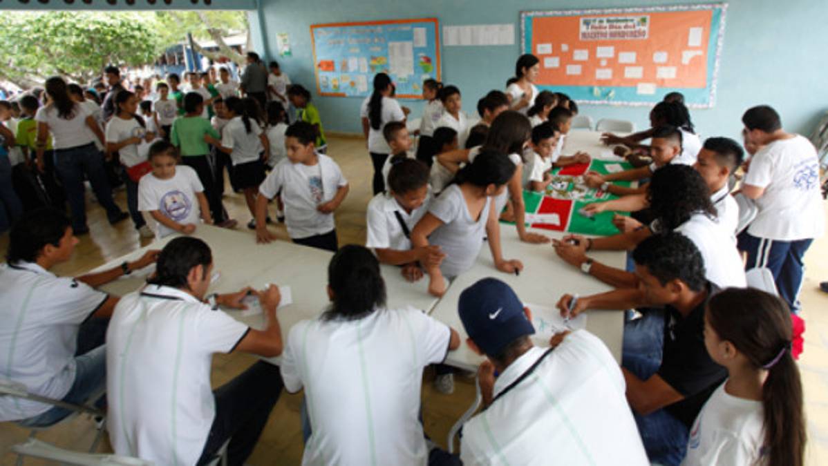 Marathón llevó alegría a escuela previo al clásico sampedrano