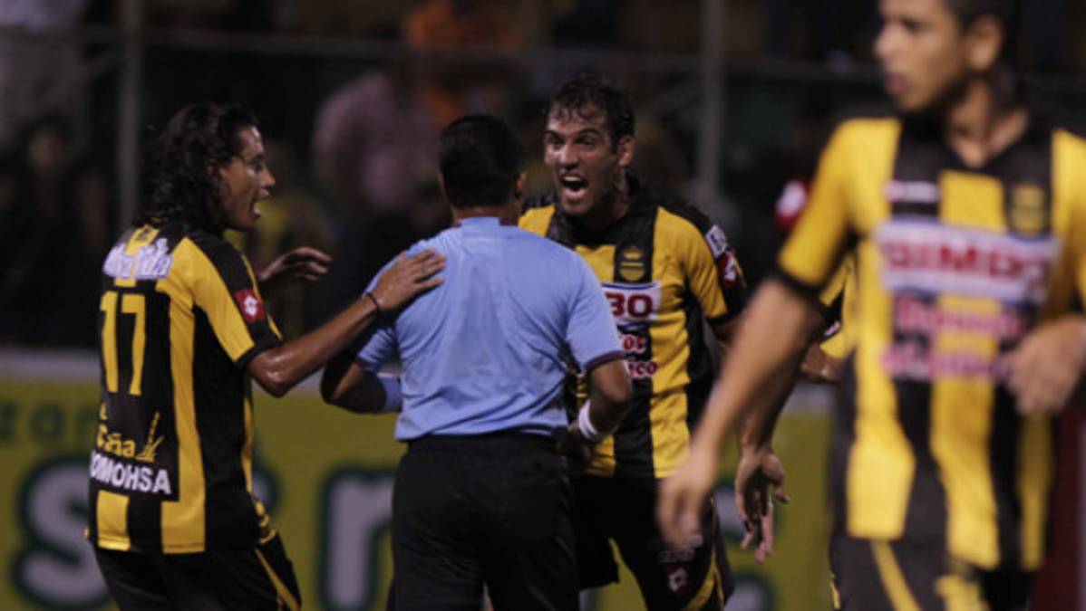 El clásico también tuvo errores arbitrales