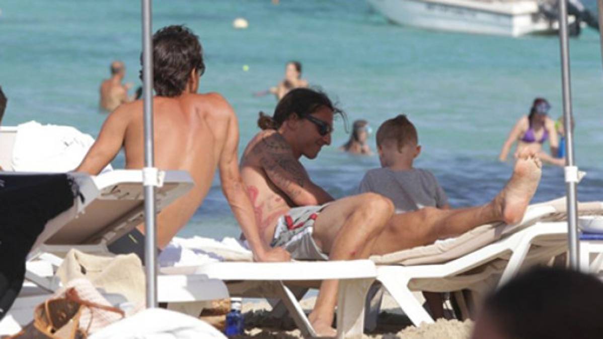 Ibrahimovic vacaciona en el mar, esperando al PSG