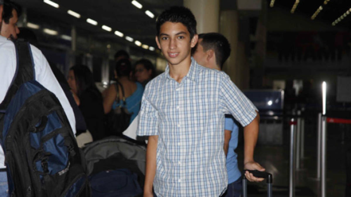 Joven hondureño viaja a escuela de fútbol en Barcelona