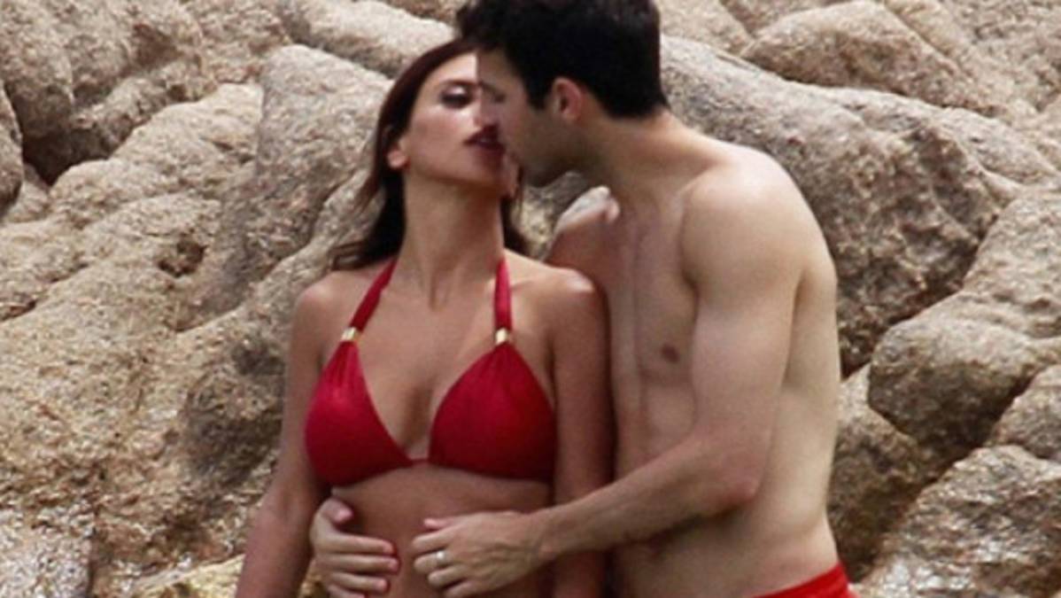 Cesc Fábregas con su novia en la playa