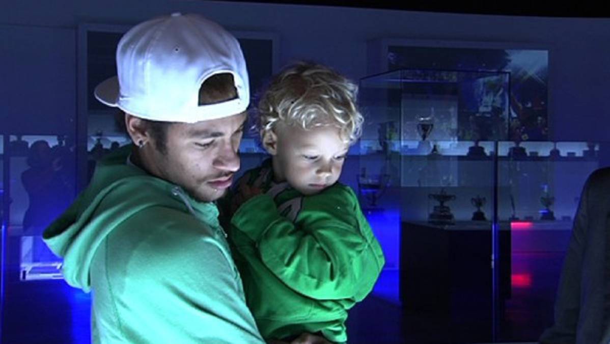 VIDEO: Neymar recorrió el museo del Barcelona con su hijo