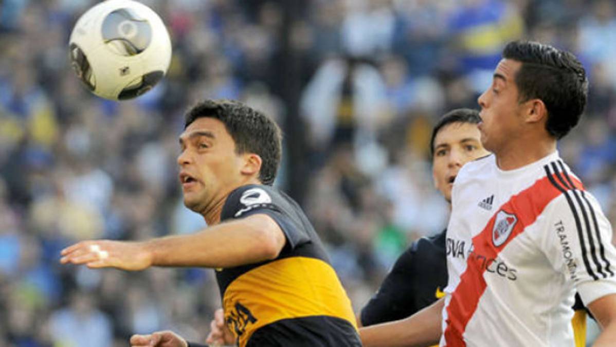 Boca fastidia al River Plate en su carrera por el título