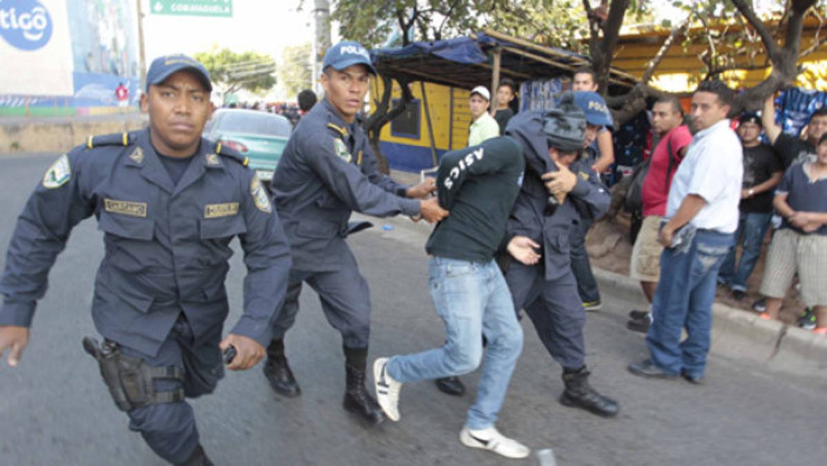 Barras se enfrentaron con la Policía en las afueras del Nacional