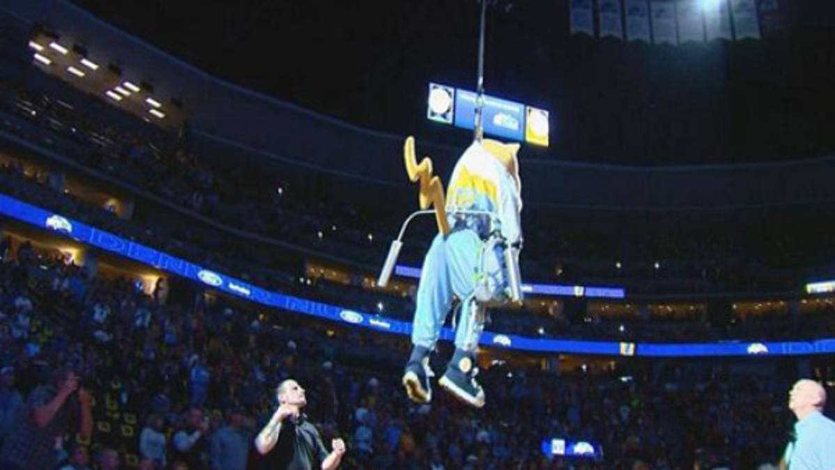 VIDEO: 'Rocky”, mascota de Denver, estuvo cerca de morir