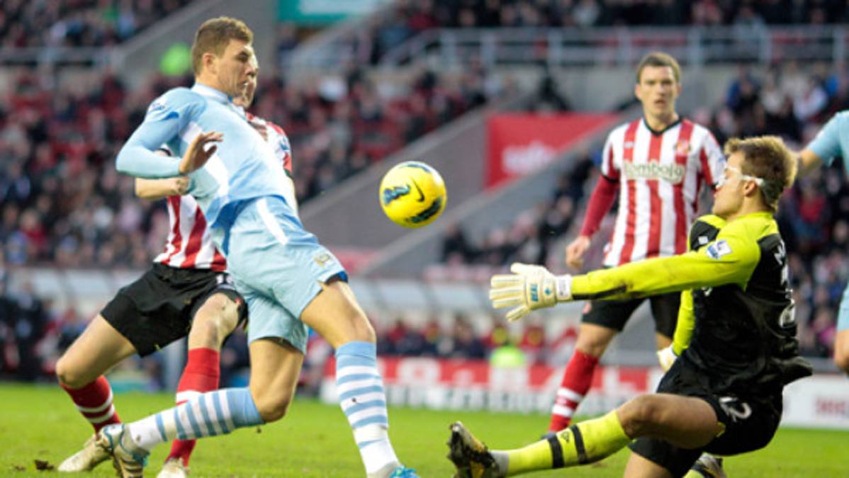 Sunderland deja en fuera de juego al City y le hace un favor al United