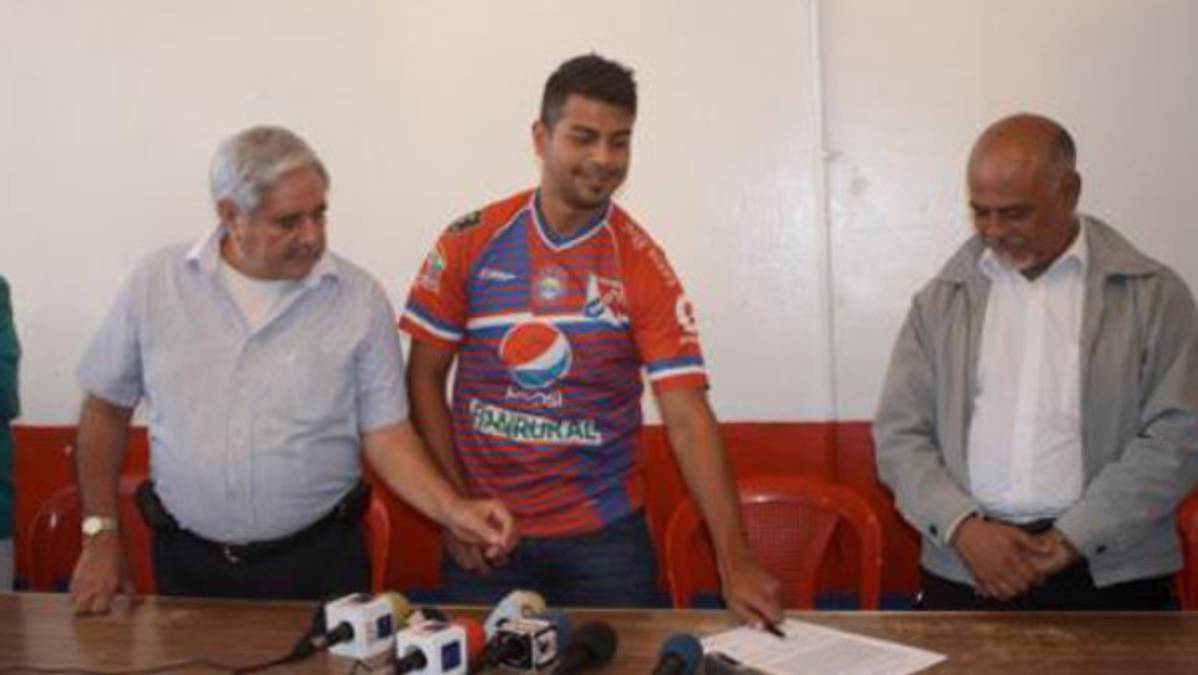 ¡Despiden a futbolista por celebrar goles de equipo rival!