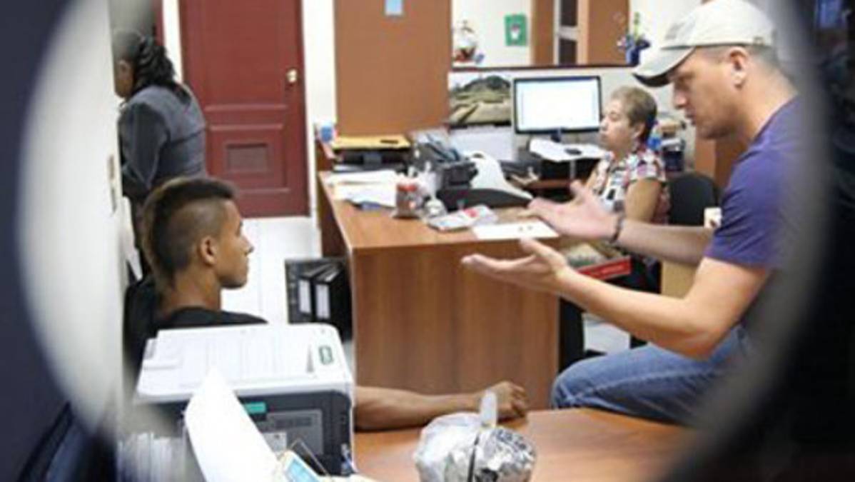INSÓLITO: Jugador salvadoreño paga multa con monedas de un centavo