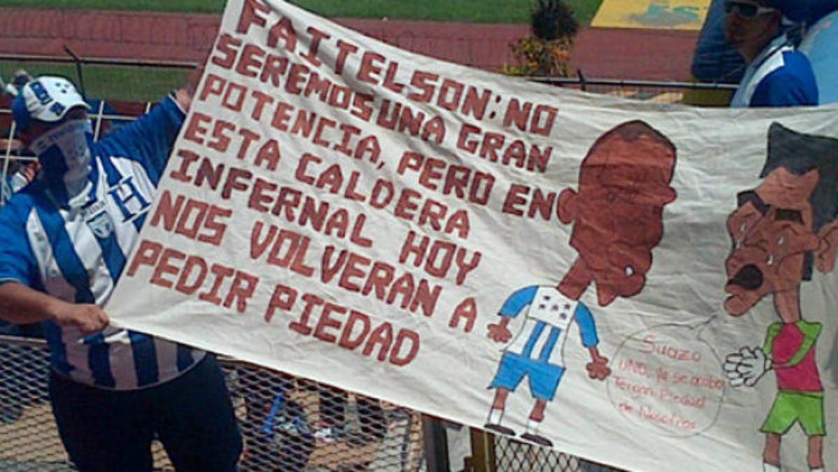 Pancartas en el Olímpico para David Faitelson