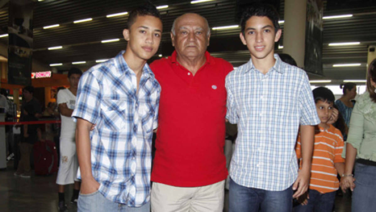 Joven hondureño viaja a escuela de fútbol en Barcelona