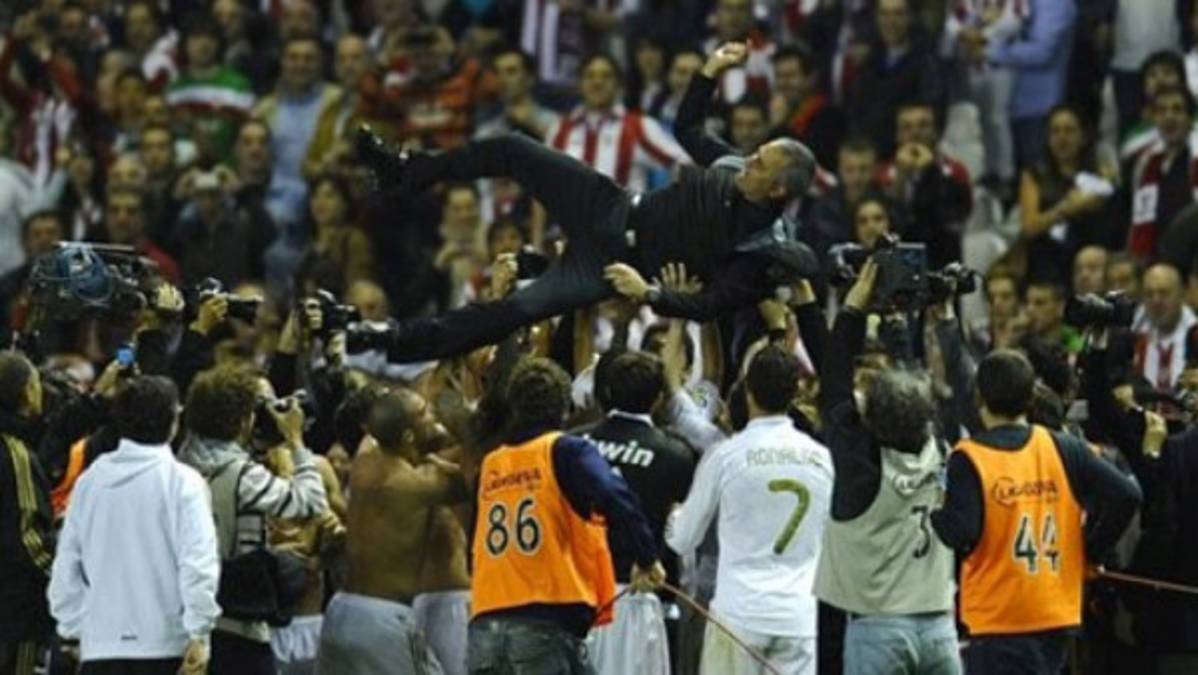 Casi dejan caer a Mourinho en la celebración
