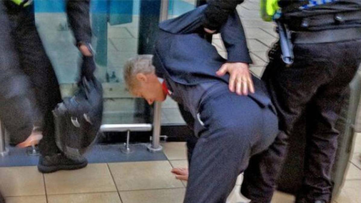 Arsene Wenger cayó dos veces este sábado en Liverpool