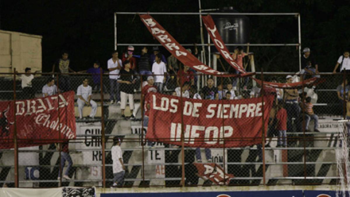 Insólito: Choloma y Savio se presentaron, pero no jugaron