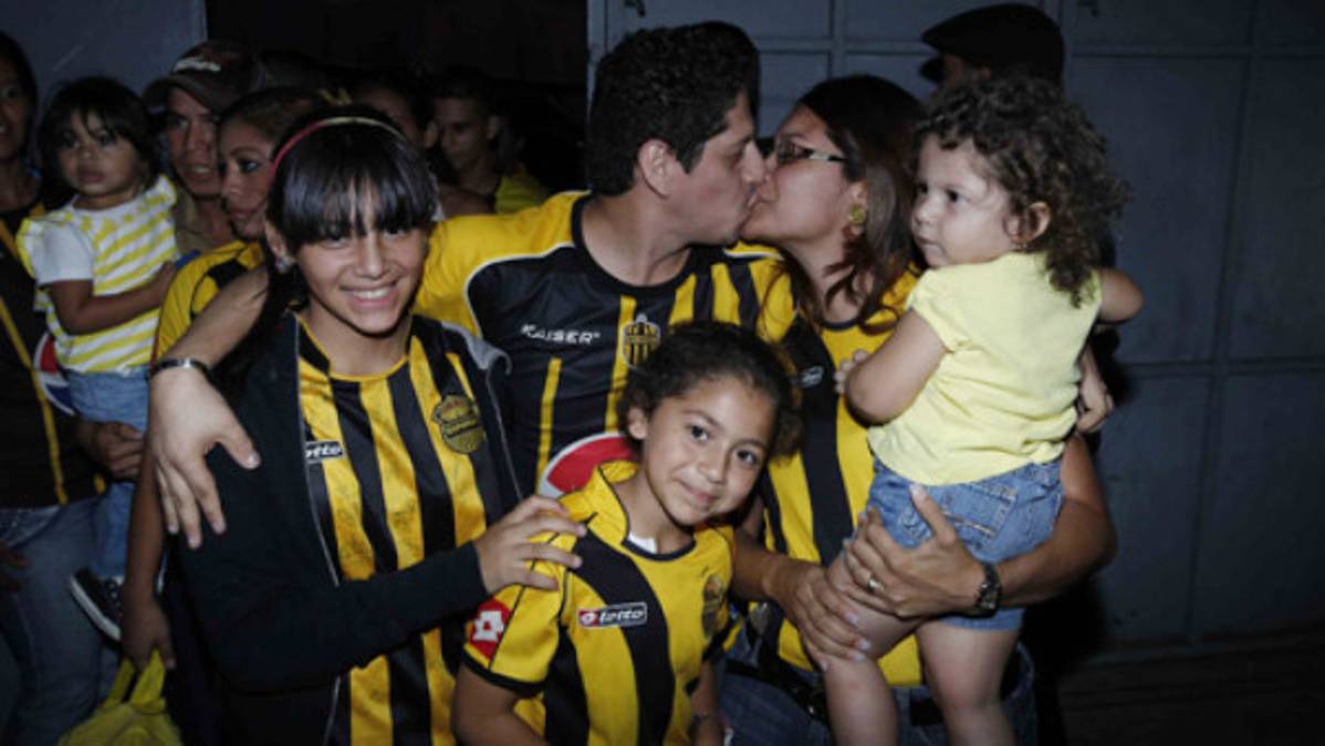 ¡Regresó el público al estadio Morazán!