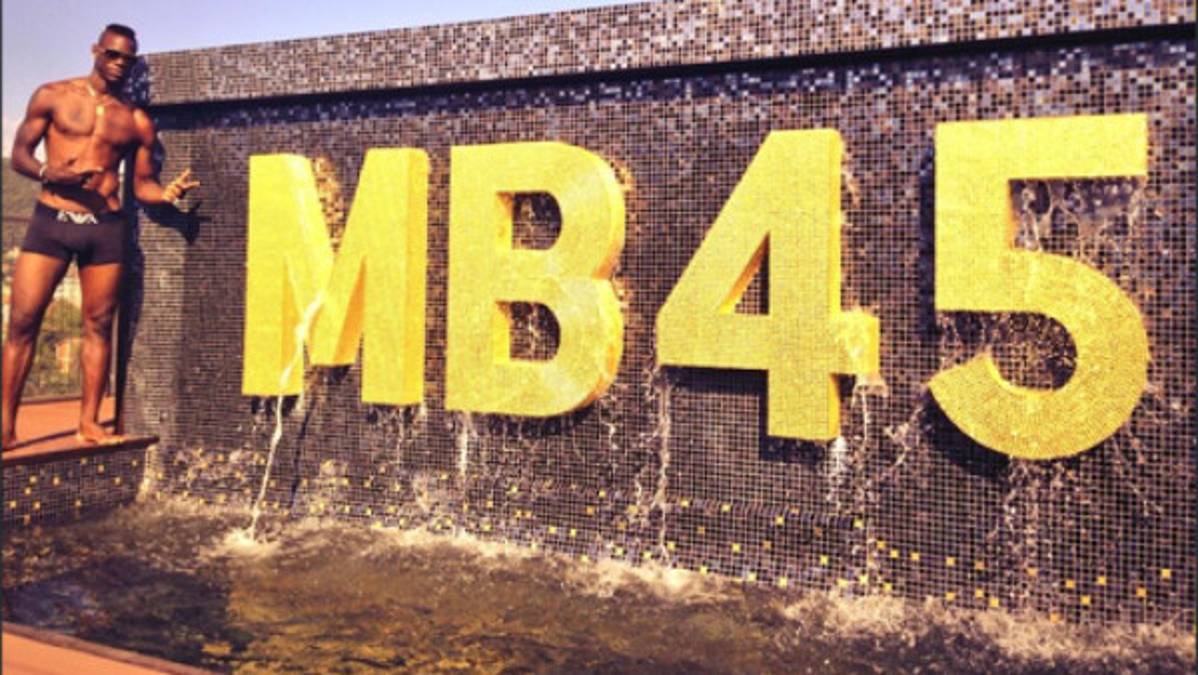 Mario Balotelli festejó su cumpleaños en piscina personalizada