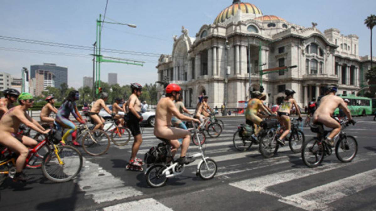 Ciclistas desnudos protestan en México en favor del uso de la bicicleta