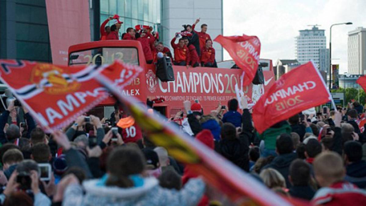 Manchester United celebra en las calles su vigésimo título de liga